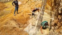 Kodim 1010/Tapin Kerahkan Gotong Royong Bangun Jembatan Garuda Tahap VII di Salam Babaris Kodim 1010/Tapin Kerahkan Gotong Royong Bangun Jembatan Garuda Tahap VII di Salam Babaris