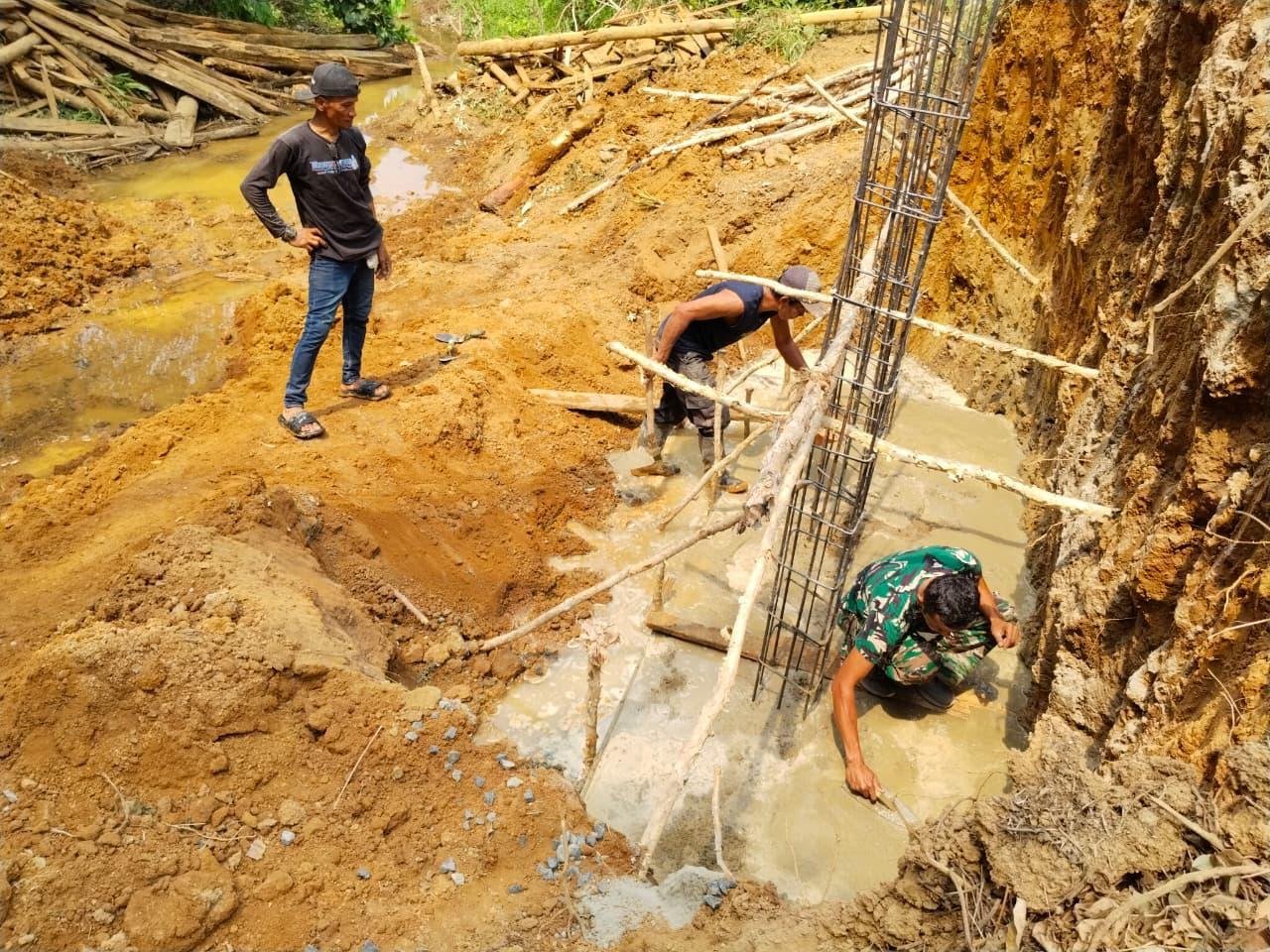 Kodim 1010/Tapin Kerahkan Gotong Royong Bangun Jembatan Garuda Tahap VII di Salam Babaris