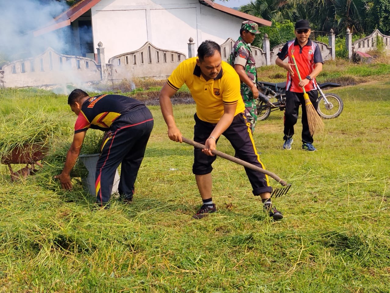Karya Bakti di Dusun Babahngom, Babinsa dan Muspika Setia Bakti Turun Bersama Warga