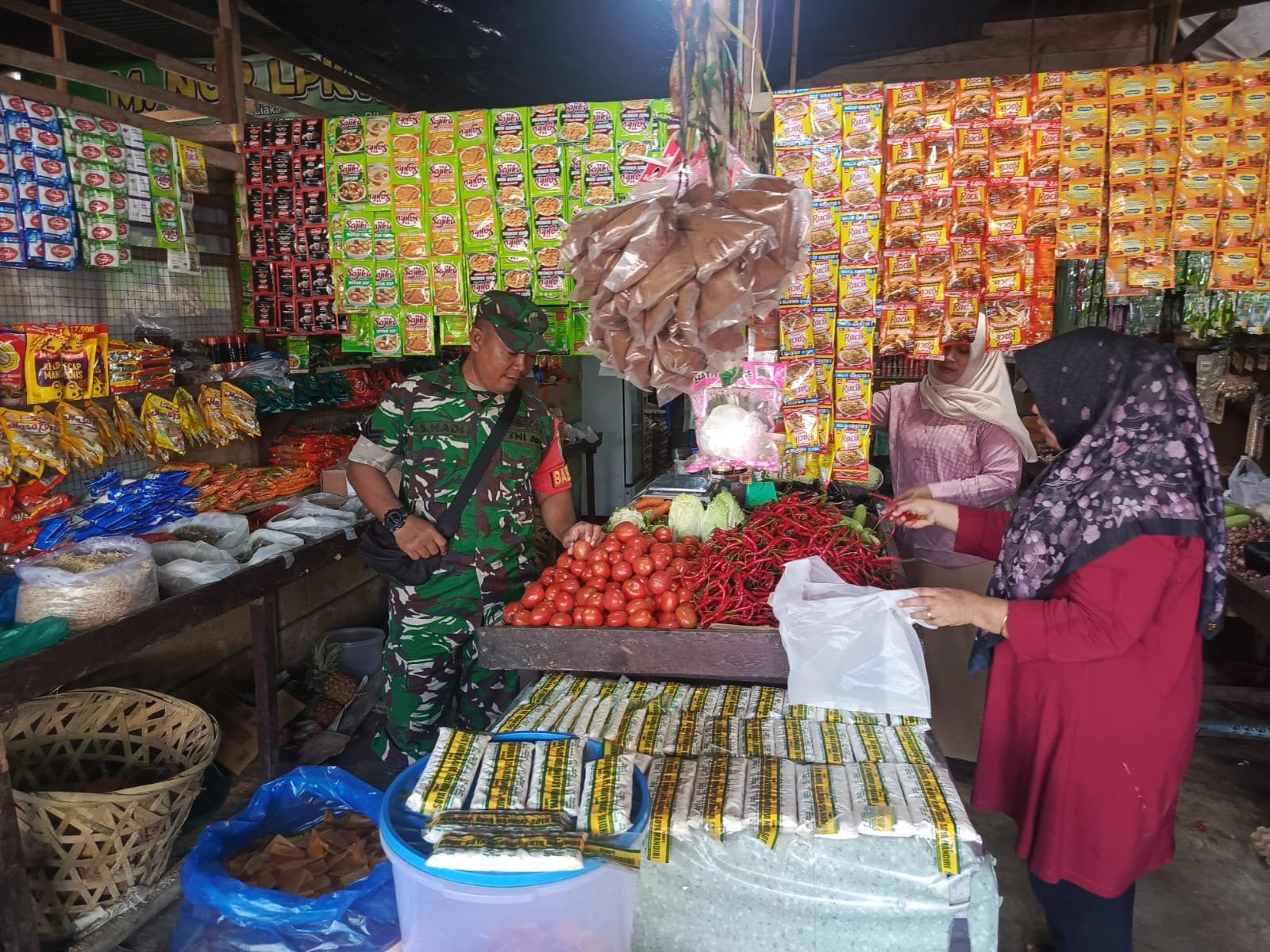 Harga Cabai Rawit Rp90 Ribu per Kilogram, Babinsa Pantau Sembako di Pasie Raya