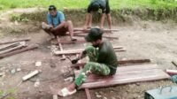 Gotong Royong Rakit Besi Jembatan Perintis Serasah–Cibubukan Libatkan Kodim 0109/Aceh Singkil
