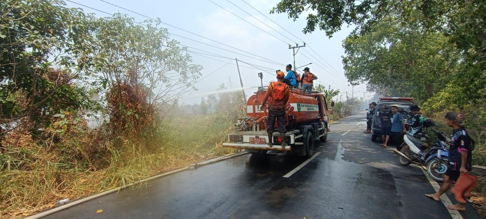 Sungai Rutas Hulu Dilalap Api, Tim Pemadam Kerahkan Tujuh Mobil dan Lakukan Pembasahan