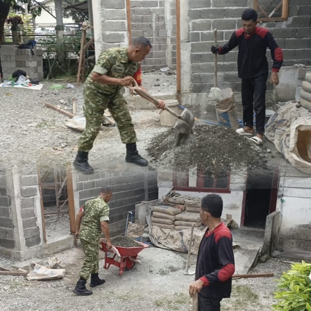 Babinsa Koramil 09/Samatiga Bantu Pembangunan Rumah, Ringankan Pekerjaan Warga