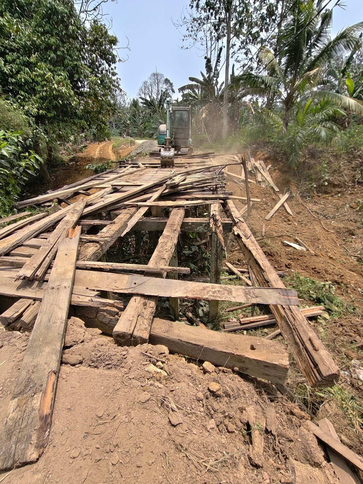 Awasi Pembongkaran Jembatan Martadinata, Babinsa Dukung Pembangunan Beton Garuda