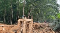 Gotong Royong Pengecoran Tiang Pondasi Jembatan Garuda Tahap VII Dilakukan Babinsa dan Warga Gotong Royong Pengecoran Tiang Pondasi Jembatan Garuda Tahap VII Dilakukan Babinsa dan Warga