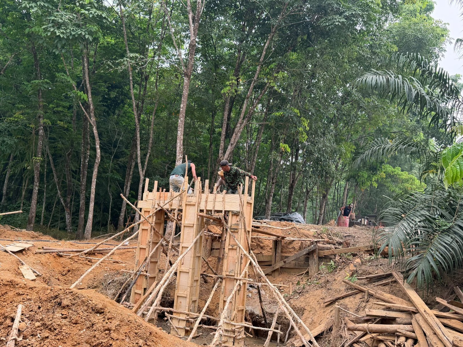 Gotong Royong Pengecoran Tiang Pondasi Jembatan Garuda Tahap VII Dilakukan Babinsa dan Warga