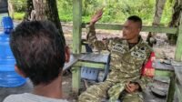Babinsa Kopka Widodo Ingatkan Pekerja Bangunan Waspadai Risiko Terpeleset Usai Hujan Di Desa Kuta Tuha