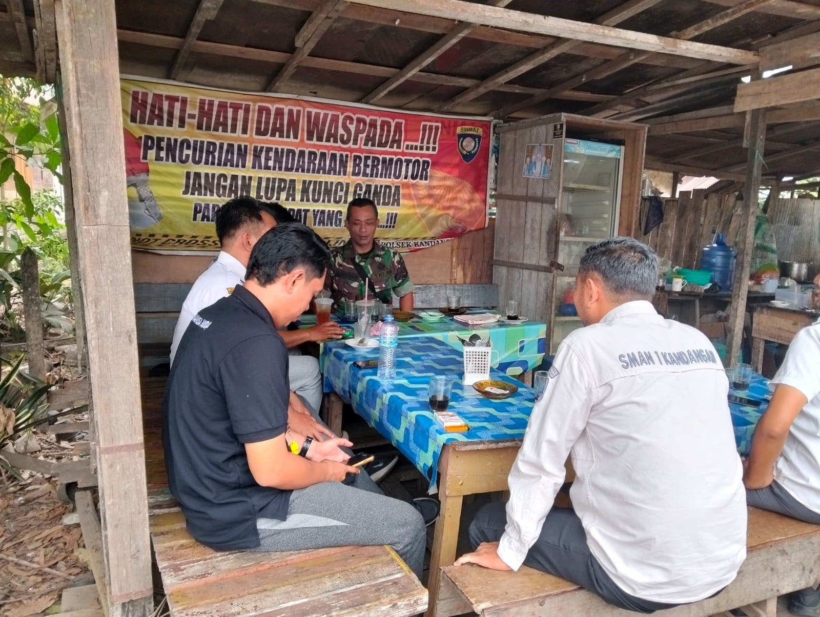 Lewat Komsos, Babinsa Kandangan Edukasi Warga Bahaya Karhutla dan Rekrutmen TNI AD