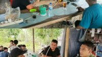 Menjaga Kedekatan dari Desa, Babinsa Koramil 08/Arongan Lambalek Rutin Gelar Komsos