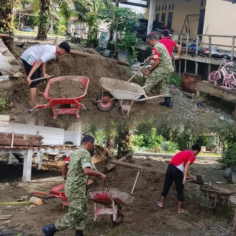 Sertu Zulkifli Pimpin Gotong Royong Penimbunan Lahan Dayah di Desa Cot Amun