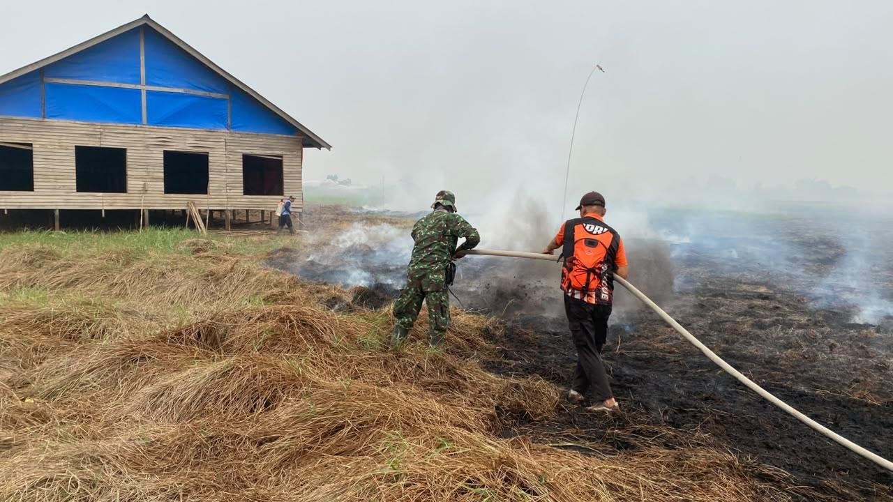 Dua Lokasi di Tapin Terbakar, Babinsa dan Relawan Turun Tangan