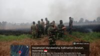 Koramil Mandastana Berjuang di Garis Depan Padamkan Karhutla Meski Api Belum Sepenuhnya Reda Koramil Mandastana Berjuang di Garis Depan Padamkan Karhutla Meski Api Belum Sepenuhnya Reda