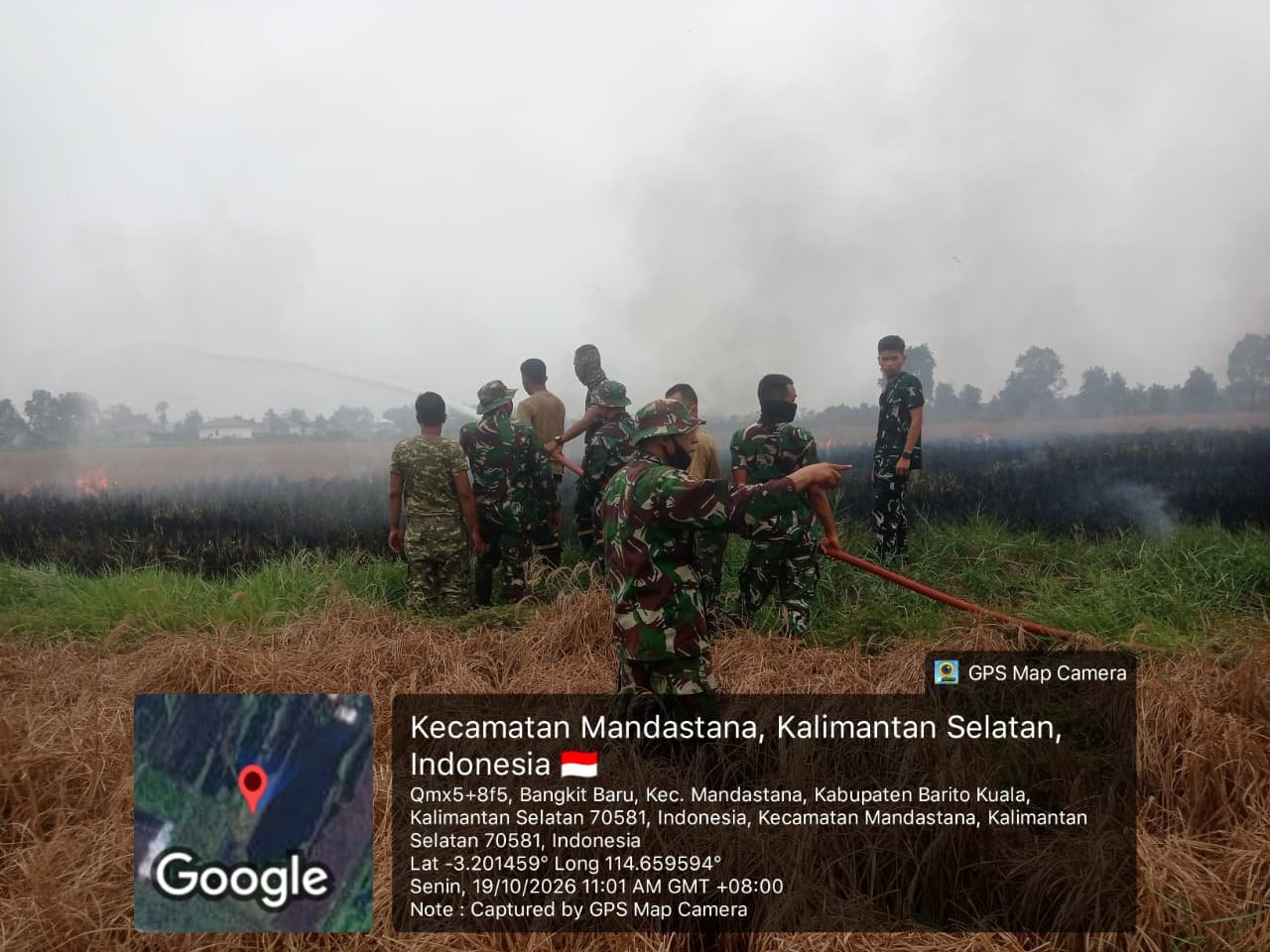 Koramil Mandastana Berjuang di Garis Depan Padamkan Karhutla Meski Api Belum Sepenuhnya Reda