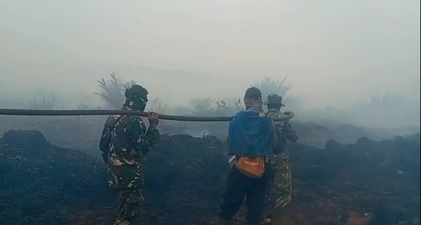 Kodim 1203/Ketapang Terus Lakukan Penanganan Karhutla, Prajurit Berjibaku Siang dan Malam