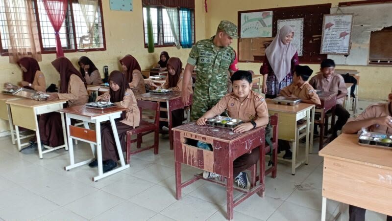Pantau Kualitas dan Distribusi, Babinsa Dampingi Penyaluran MBG di Beutong
