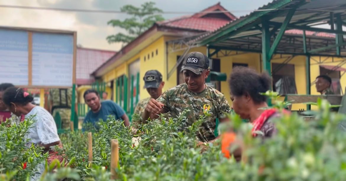 Panen Bersama, Harapan Masyarakat Tumbuh! Yonif TP 859/RBK Perkuat Ketahanan Pangan di Supiori
