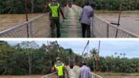 Jaga Keselamatan Penyeberangan, Babinsa dan Masyarakat Pantau Jembatan Kajeung