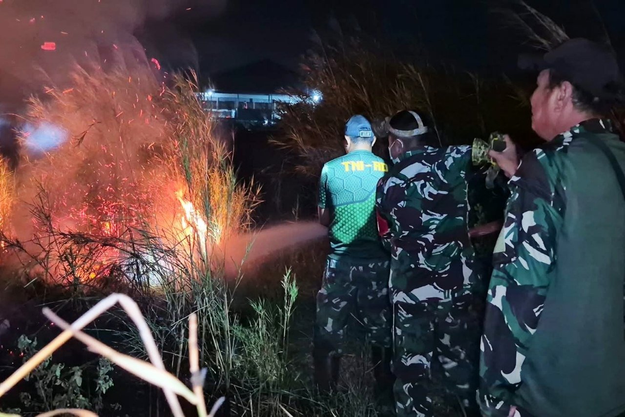 Kebakaran Lahan di Perbatasan Samkai-Bampel Dipadamkan Kodim 1707/Merauke