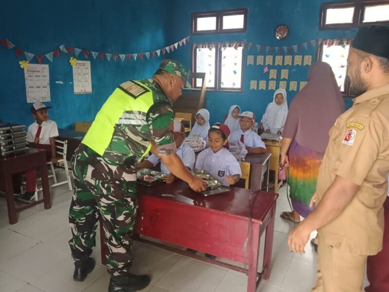 Koramil 05/Darul Makmur Dampingi MBG untuk Siswa SD
