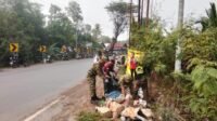 Babinsa dan Warga Kerja Bakti Bersihkan Jalan Empat Desa di Tapin Selatan