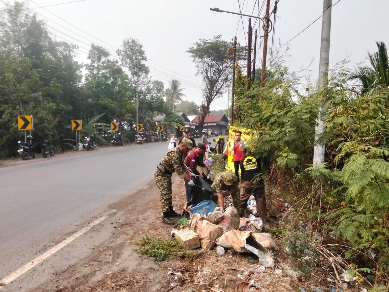 Babinsa dan Warga Kerja Bakti Bersihkan Jalan Empat Desa di Tapin Selatan