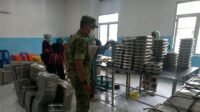 Babinsa Dampingi Persiapan Dapur MBG Desa Parom dan Distribusi di Sekolah