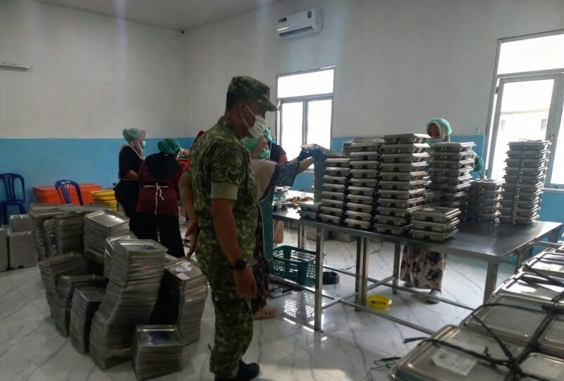 Babinsa Dampingi Persiapan Dapur MBG Desa Parom dan Distribusi di Sekolah