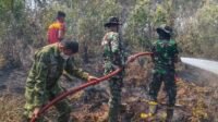 Kodim 1005/Barito Kuala Kerahkan Unit Damkar, Tim Gabungan Berjibaku Padamkan Karhutla di Mandastana‑Jejangkit Kodim 1005/Barito Kuala Kerahkan Unit Damkar, Tim Gabungan Berjibaku Padamkan Karhutla di Mandastana‑Jejangkit