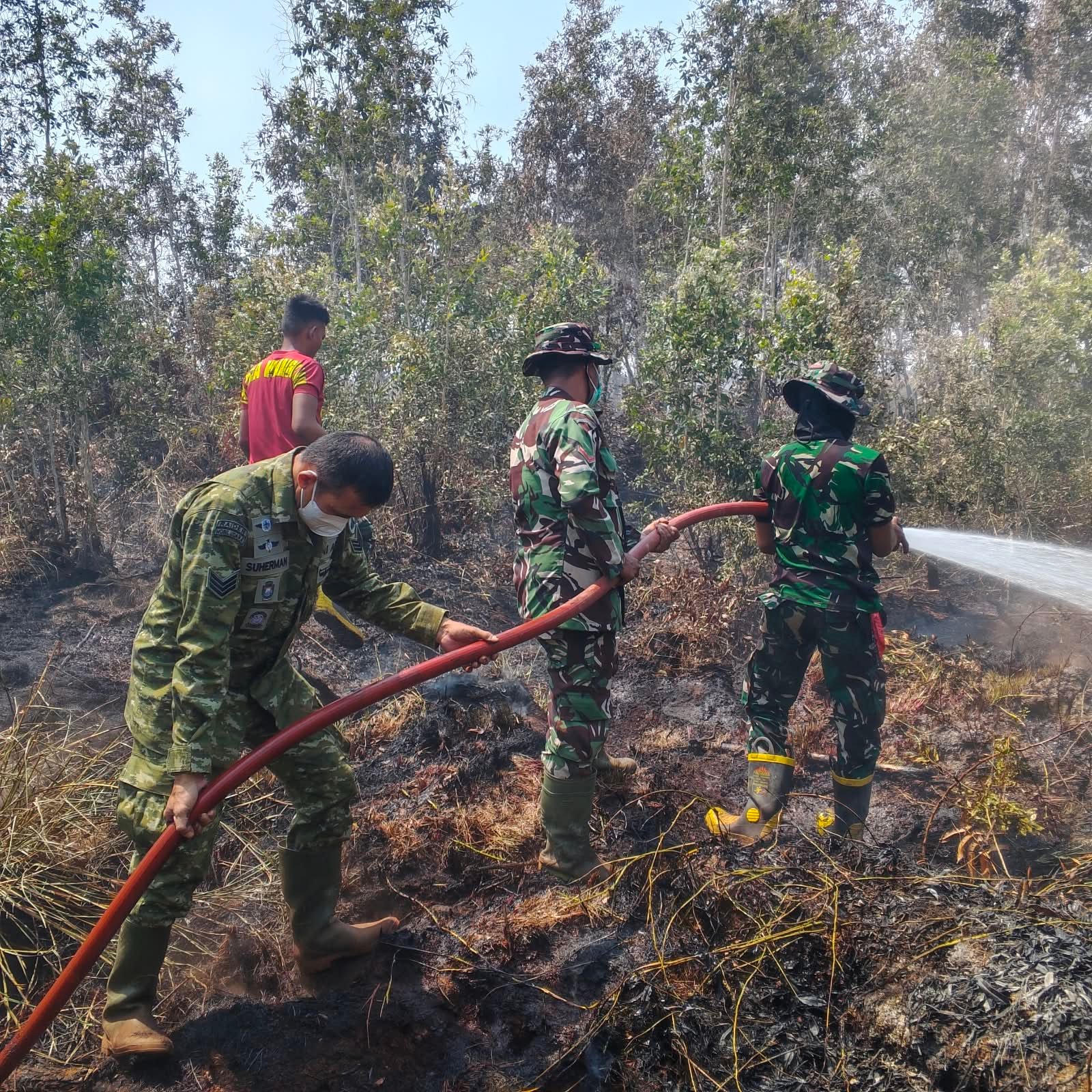 ‎Kodim 1005/Barito Kuala Kerahkan Unit Damkar, Tim Gabungan Berjibaku Padamkan Karhutla di Mandastana‑Jejangkit