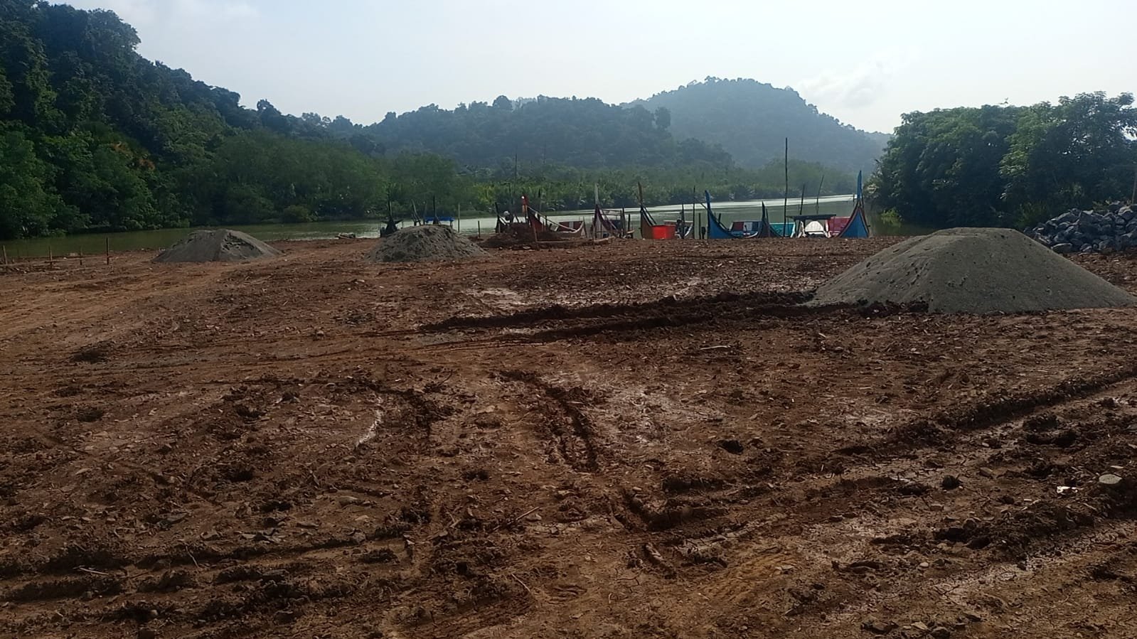 Aktivitas Pembangunan KNMP Desa Glejong Libur, Perkembangan Proyek Tetap Dipantau Babinsa