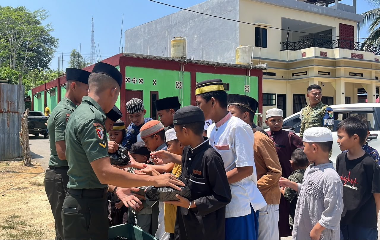 Program SEJUK Yonif TP 859/RBK Hadir Membawa Berkah, Eratkan Silaturahmi Di Masjid An-Nur Supiori