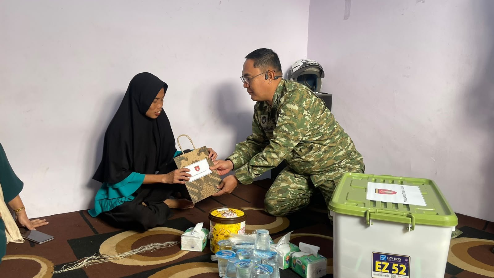 Tali Asih dari Pangdam Diserahkan untuk Keluarga Nurdin Korban Karhutla