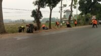 Babinsa dan Masyarakat Tapin Gelar Bersih-bersih di Jalan Desa dan Kubah Datu Kabul Babinsa dan Masyarakat Tapin Gelar Bersih-bersih di Jalan Desa dan Kubah Datu Kabul