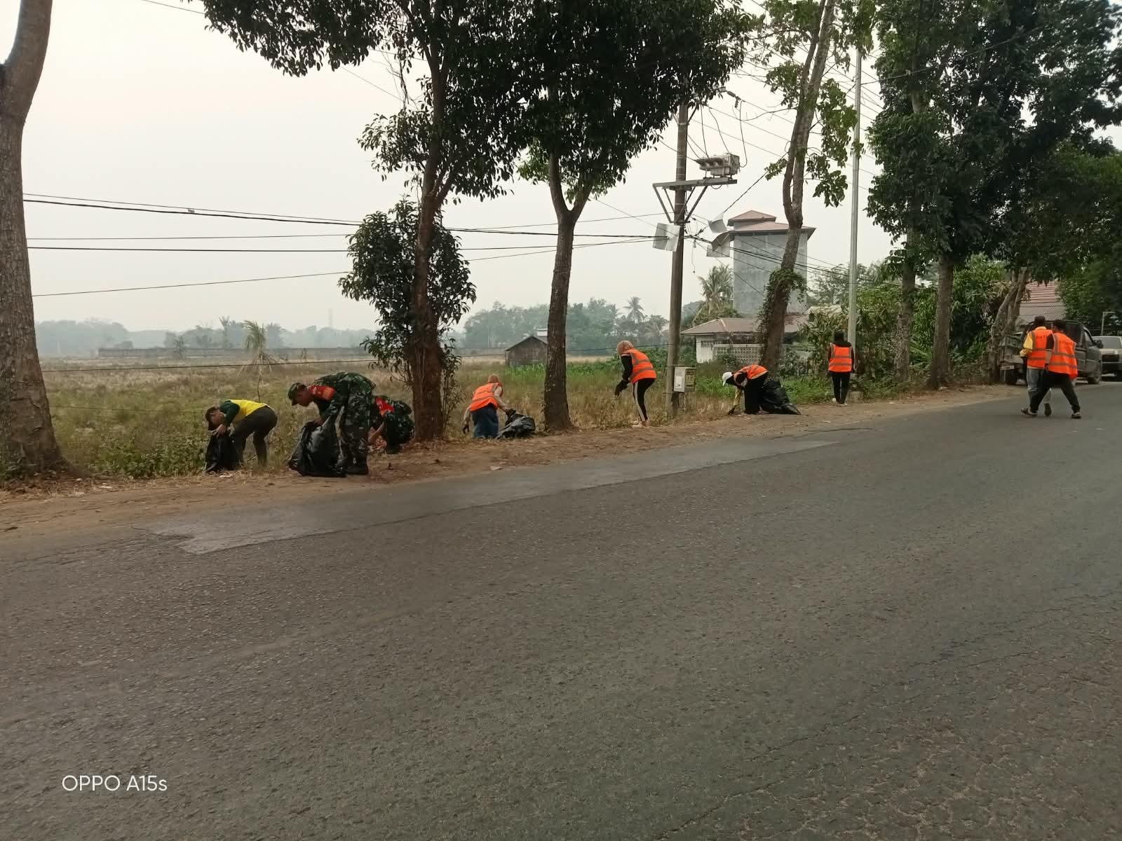 Babinsa dan Masyarakat Tapin Gelar Bersih-bersih di Jalan Desa dan Kubah Datu Kabul