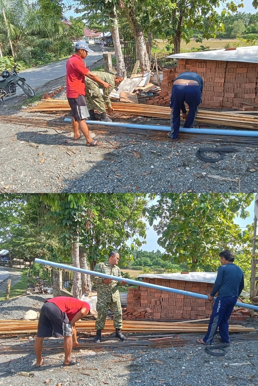 Gotong Royong: Babinsa Koramil 03/Kaway XVI Bantu Angkut Bahan Bangunan Warga
