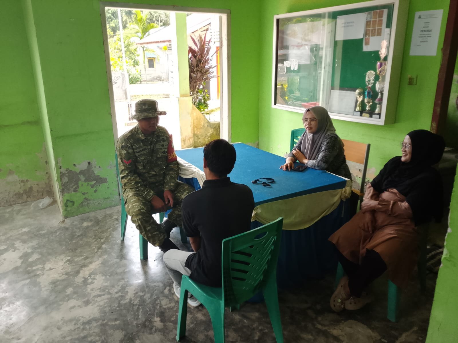 Warga Desa Salur Diajak Babinsa Simeulue Perkuat Kepedulian Jaga Keamanan