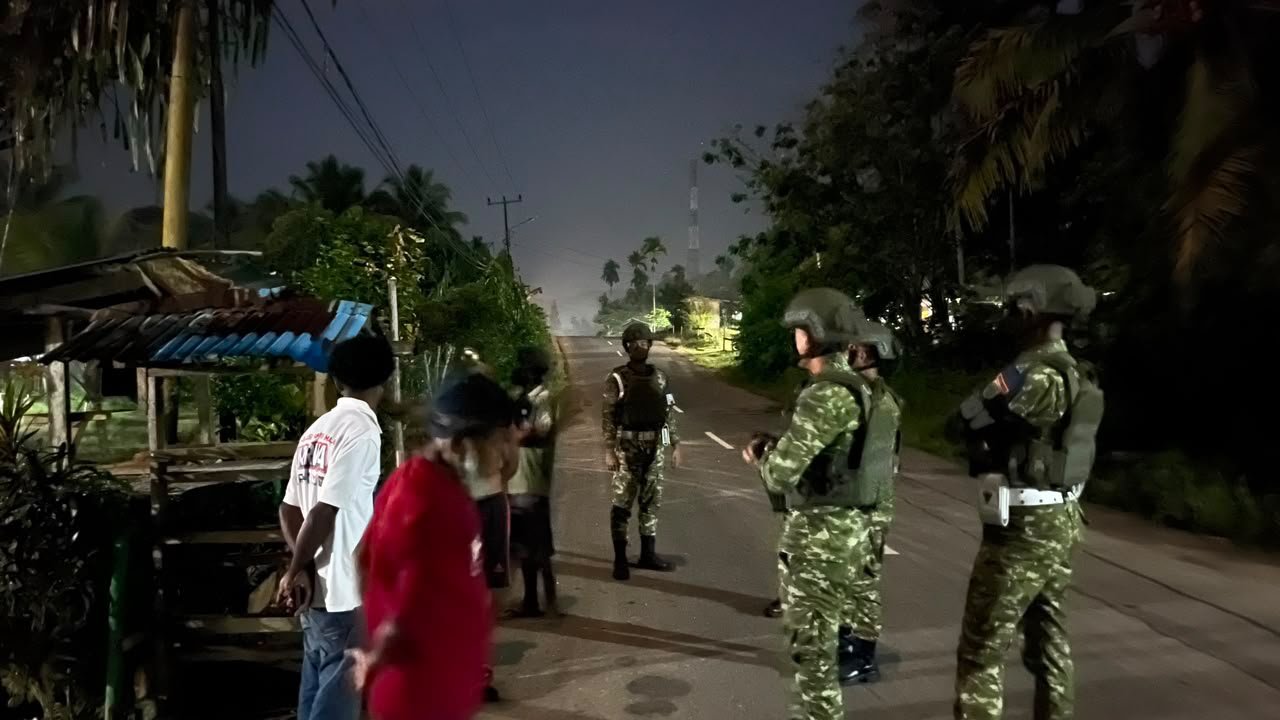 Malam Tetap Terjaga, Demi Masyarakat Merasa Aman, Patroli Yonif TP 859/RBK Hadir di Kampung Wakre