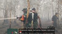 Kodim 1005/Barito Kuala Kerahkan Personel Gabungan Tangani Karhutla di Handil Bakti Alalak‎