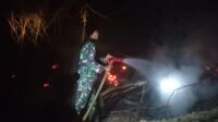 Pemadaman Berlanjut Siang-Malam, Kodim 1203/Ketapang Berupaya Cegah Api Meluas Pemadaman Berlanjut Siang-Malam, Kodim 1203/Ketapang Berupaya Cegah Api Meluas