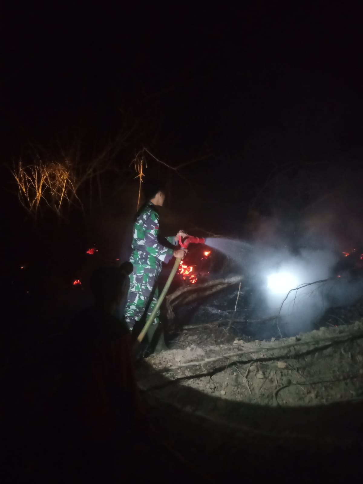 Pemadaman Berlanjut Siang-Malam, Kodim 1203/Ketapang Berupaya Cegah Api Meluas