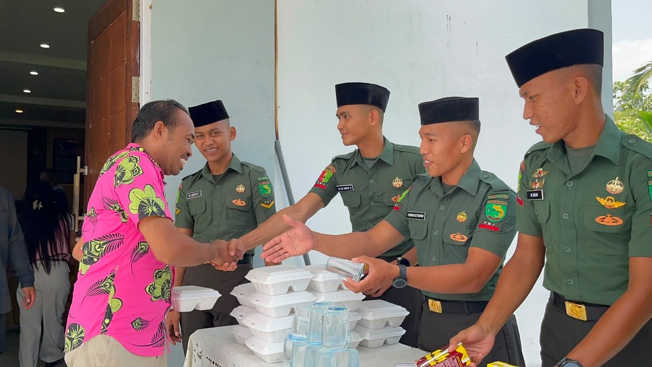 Di Tengah Ibadah, Yonif TP 859/RBK Laksanakan Bakti Sosial di GBI Rock Supiori