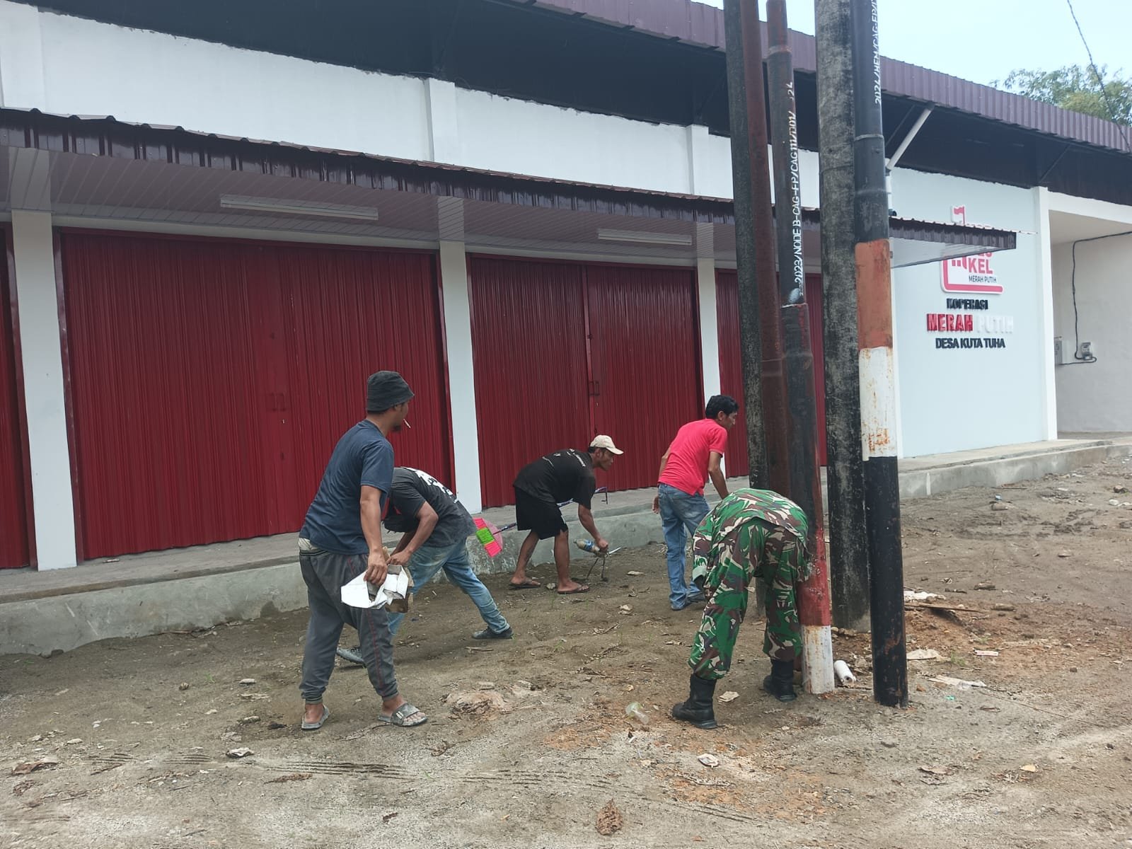 Gotong Royong Warga Kuta Tuha Rawat Kebersihan dan Fasilitas KDKMP di Panga Aceh Jaya