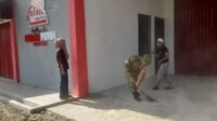 Gotong Royong Bersihkan Kantor Kopdes Padang Kleng, Babinsa Dukung Kesiapan Operasional Koperasi
