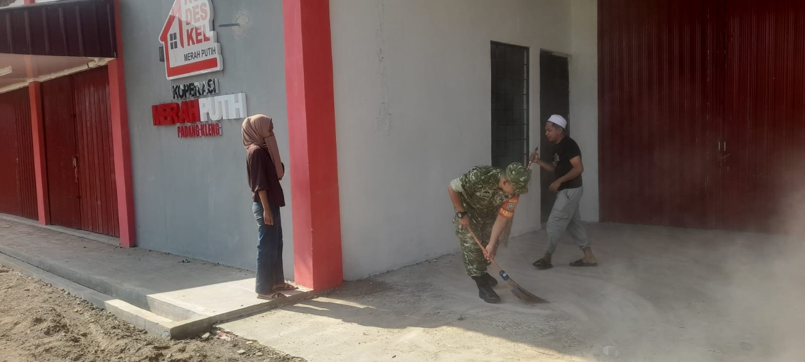 Gotong Royong Bersihkan Kantor Kopdes Padang Kleng, Babinsa Dukung Kesiapan Operasional Koperasi