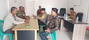 Upaya Deteksi Dini, Babinsa Tadu Raya Gelar Komsos dengan Aparatur Desa Babarot
