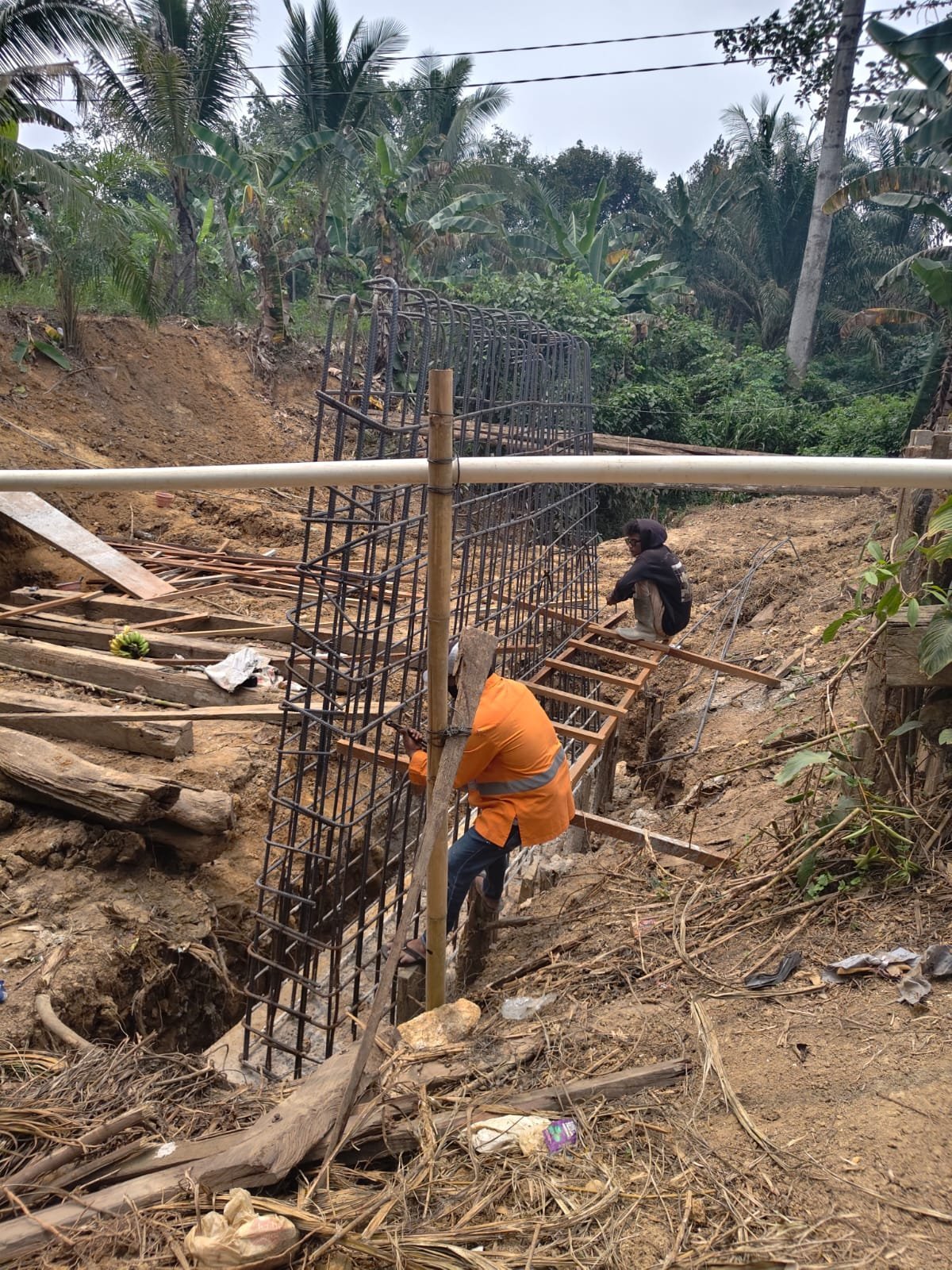 Perakitan Besi Tiang Dimonitor Babinsa, Pembangunan Jembatan Martadinata Lanjut