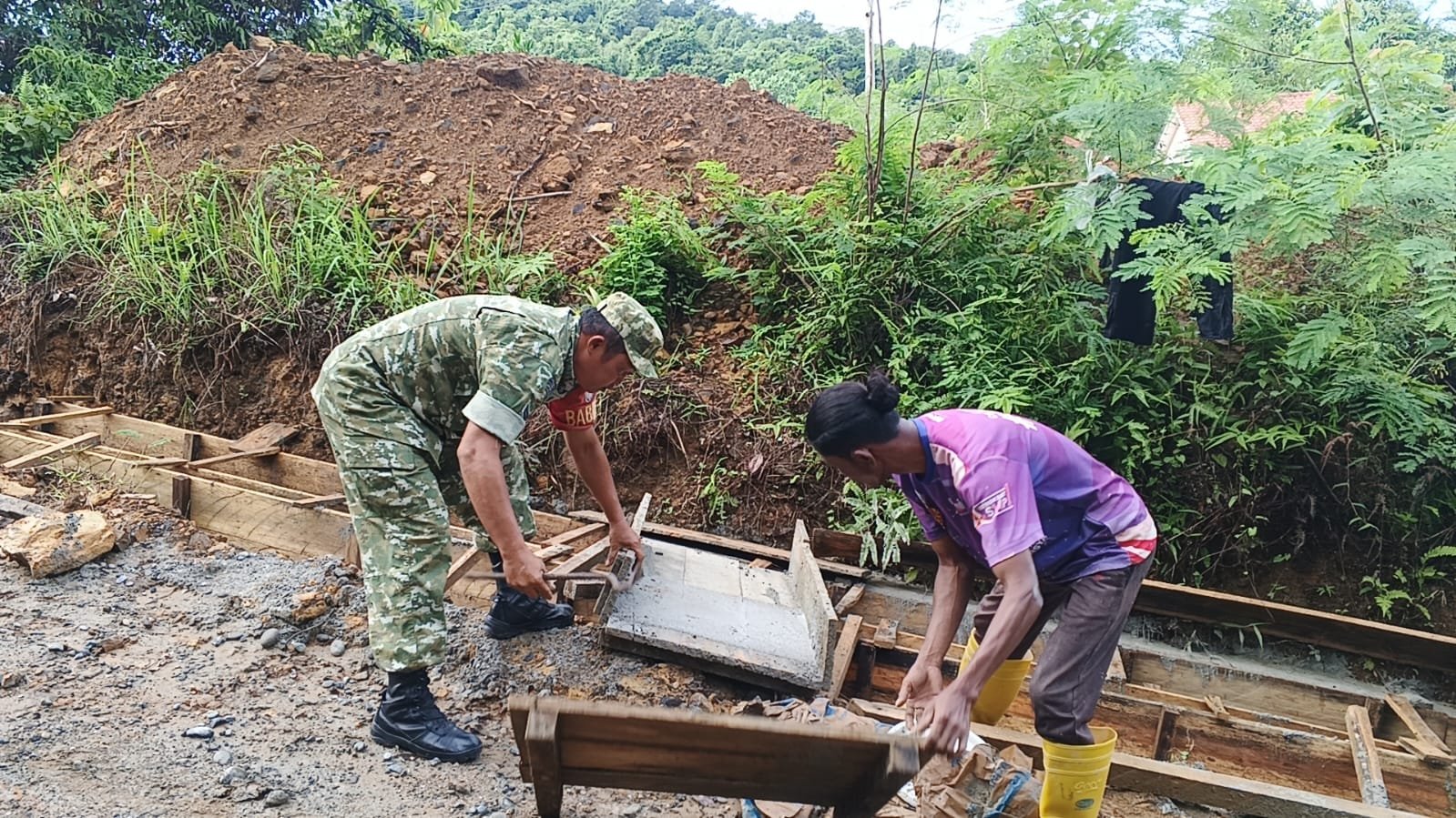 Babinsa Pantau Pembangunan Talud Di Lhok Geulumpang, Upaya Cegah Longsor Dan Lindungi Badan Jalan