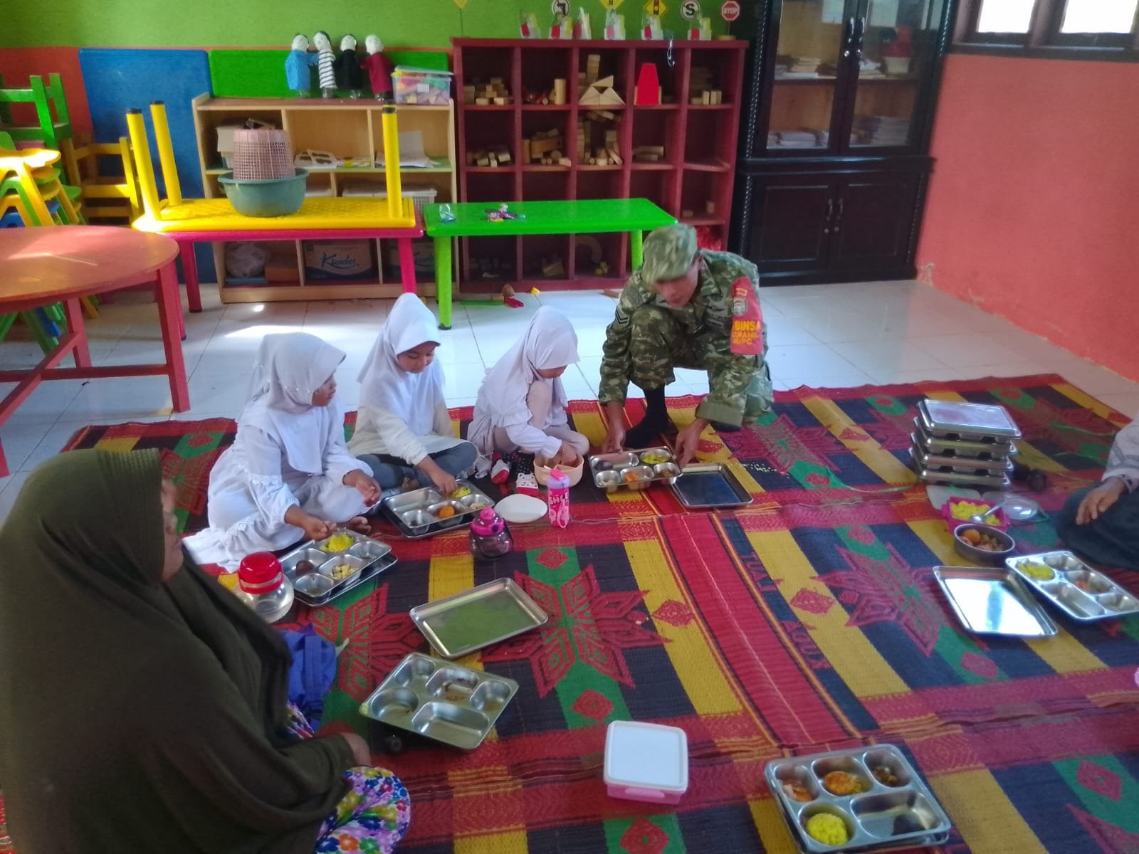 Prajurit Kodim 0105/Aceh Barat Ikut Bagikan MBG ke TK Harapan Bunda
