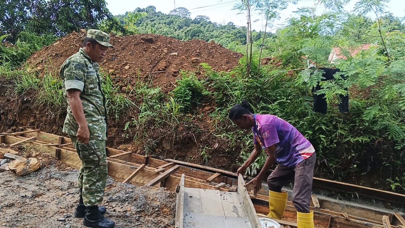 Awasi Risiko Longsor, Babinsa Pantau Talud di Desa Lhok Geulumpang