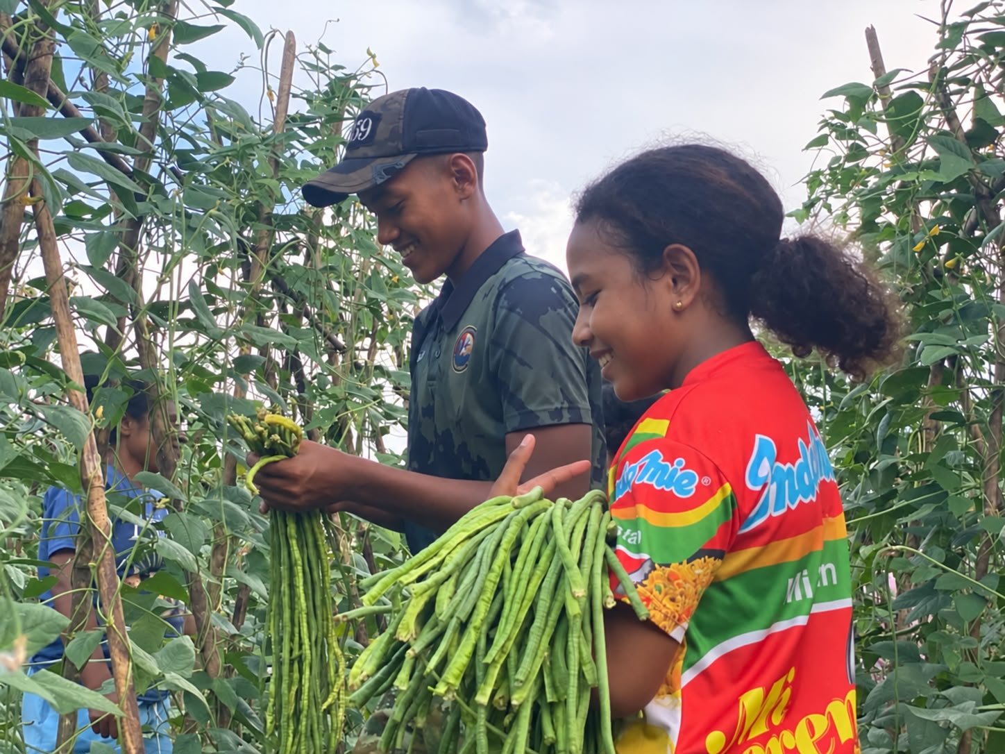 Dari Lahan Menjadi Senyum Harapan! Yonif TP 859/RBK dan Masyarakat Panen Bersama Lewat Program PERMATA